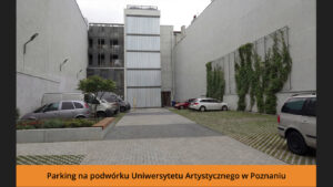 Parking na podwórku Uniwersytetu Artystycznego w Poznaniu